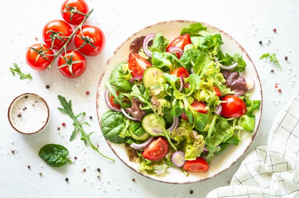 Comment préparer une salade de pâtes méditerranéenne avec des légumes grillés?