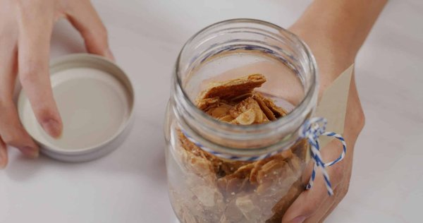 Quels sont les conseils pour des tuiles aux amandes fines et croustillantes ?